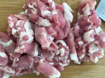 step2: 豬肉切小片、秀珍菇撕對半、玉米筍對半切。
