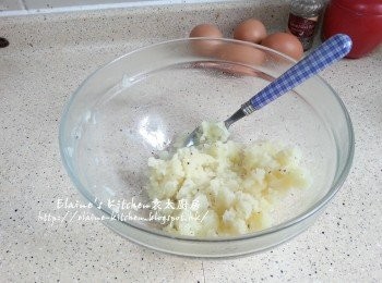 step2: 取出放入大碗內 , 加少許鹽 , 黑胡椒碎拌勻壓成蓉