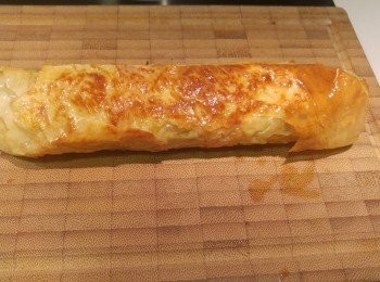 step6: 腐皮剪成正方形包入餡料,用慢火煎封表面。