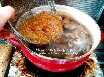 step11: 用中火煲至滾後再加入素翅 , <span class="group_2">調味料</span>及生粉水