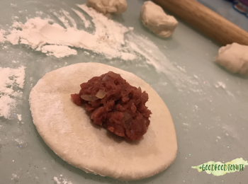 step3: - 將發好嘅粉團分成四小份，用麫棍壓成薄皮
- 將洋蔥牛肉餡放喺皮上，收口，再用手㩒扁少少