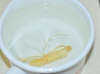 step2: 田七洗淨，紅棗去核，紅參沖洗一下。