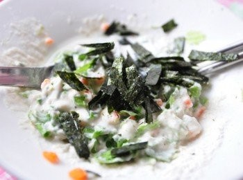 step2: 另外取用高筋麵粉約8大匙+地瓜粉2大匙+適量的溫水拌勻，再將1小包海苔剪成碎片，與所有<span class="group_1">食材</span>再拌勻成糊狀