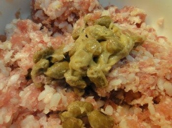 step6: 納豆先攪好再拌入,加全蛋調合