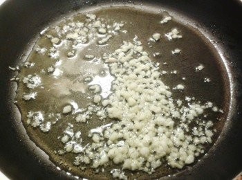 step2: 平底鍋落橄欖油和蒜頭，以小火煮2分鐘