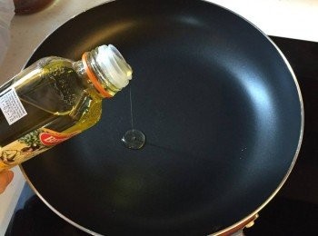 step2: 加入適量BERTOLLI百得利純正橄欖油於煎Pan中，並開中火