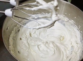 step4: 用電動打蛋器打發淡忌廉whipping cream（鮮奶油）至挺身，抹端堅挺