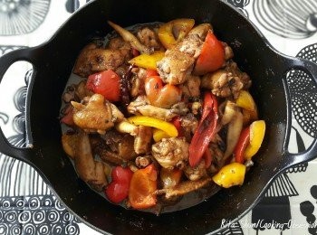 step8: 在煮的過程已感受到雞煲的香氣。也可放上gas爐熱住吃，在尾聲加上生菜啊！