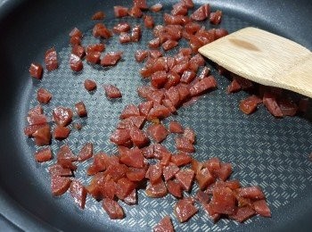 step6: 將蒸好的臘腸.已浸軟的冬菇及蝦米切細粒,先用白鑊爆香臘腸粒(不用落油)