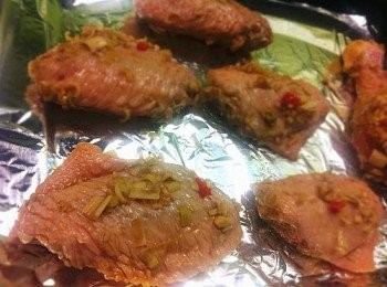 step3: 焗爐220度預熱，將<a href="https://bit.ly/3zHU5V3" target="_blank" data-keyword="雞翼" class="guide-link"><strong>雞翼</strong></a> <span style="display:inline-block;vertical-align:middle;margin-top:-3px;color:initial;border-radius:3px;padding:2px 3px;font-size:12px;line-height:14px;background:#87d300;color:#fff;">即買</span> 連醃料放入200度焗15分鐘。