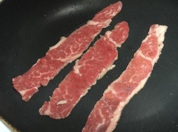 step5: 牛肉撒上海鹽煎至熟即可起鍋。