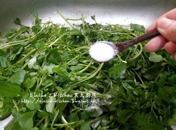 step1: 西洋菜去頭加少許鹽 , 再加水浸10分鐘