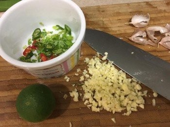 step2: 沾醬汁: 將青檸榨汁, 蒜頭刴碎 , 青/紅辣椒切粒, 芫茜切碎, 跟住加入魚露、砂糖、熱水、白醋, 全部攪勻後自己試下味