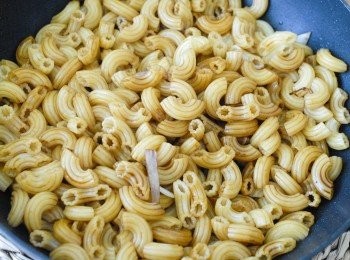 step3: 下洋蔥，炒至軟身，然後加入通心粉和調味料，拌勻