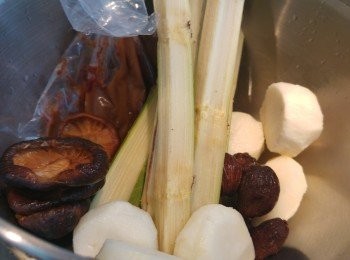 step2: 馬蹄去皮,竹蔗破開,草果拍一拍。