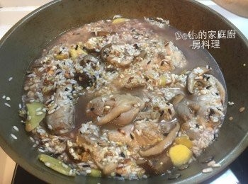 step6: 再加入1的米（泡米的水要倒掉）拌勻，加入米酒，1大匙麻油、鹽