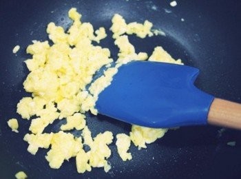 step3: 用鏟子邊壓邊炒的方式~~炒至蛋呈現乾香狀態^^