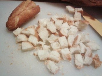 step1: 將長法包切粒 （最好用放了一兩天的包，水份較少，如用新鮮包， 可切粒後放入烤箱烘5分鐘）