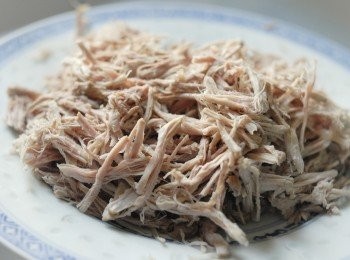step2: 用叉將豬肉壓散成幼絲，或用手將豬肉分成絲