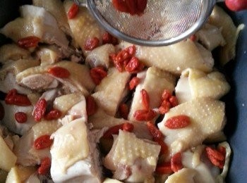 step6: 將雞斬切放於盤中,將杞子平均舖上