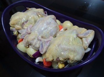 step6: 將雞放在配菜上，（背向上) 放入預熱200度焗爐焗10分鐘，