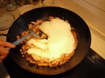 step9: 將煮好的糯米飯倒入鍋中拌炒