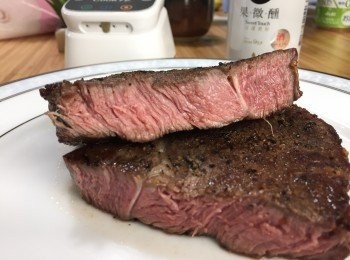 step4: 中間剖面對切，顏色相當粉嫩，肉質軟嫩，肉汁豐足。