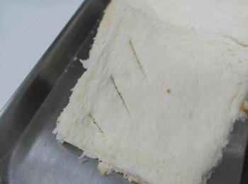 step2: 稍微將吐司壓扁一些並且在一邊割上3條斜線!!!