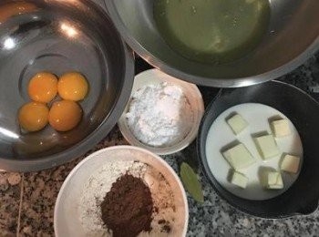 step1: 將所有材料秤好備用，可可粉與低粉放一起；牛奶則與無鹽奶油一起裝在可烹煮的小鍋中。蛋白與蛋黃分開；烤盤上鋪好烘焙紙。