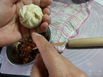 step9: 將收口摺實,底部加一塊牛油紙托底,用大火蒸15分鐘即可,蒸好灘凍放入冰箱儲存可放成個月,食時取出蒸熱即可