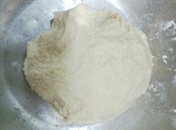 step2: 將沙拉油也加入後,像做麵包一樣搓揉約五十次左右