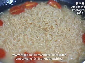 step3: 熱鍋後倒入適量油，先放入蒜末爆香，接著放入小蕃茄拌炒，再倒入約250C.C的熱開水，切成小塊的「好侍北海道白醬料理塊(奶油) 1/4塊(22.5公克)」和少許的鹽，攪拌至融化，然後放入泡麵，拌炒均勻即可。