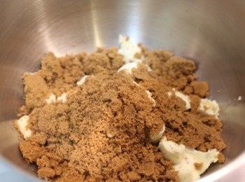 step2: 無鹽牛油，糖及紅糖打勻