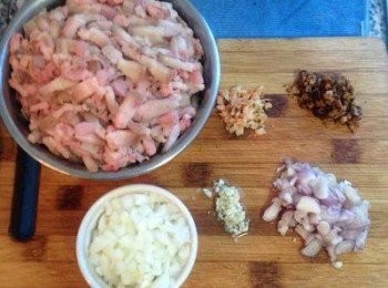 step1: 香菇和蝦米洗淨泡冷水; 豬肉用水加少許米酒,然後用小火煮,煮到水開即可取出豬肉用水洗淨,切成小條；紅蔥頭、洋蔥和蒜頭切小丁備用。泡軟的香菇和蝦米切小丁