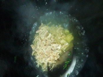 step6: 將瑶柱絲倒入豆苗水中煮滾