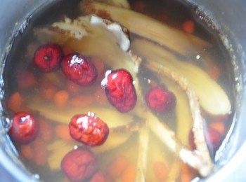 step3: 另外準備當歸、黃耆、枸杞子、紅棗、米酒、水滾煮後放涼，再加入紹興酒與少許鹽