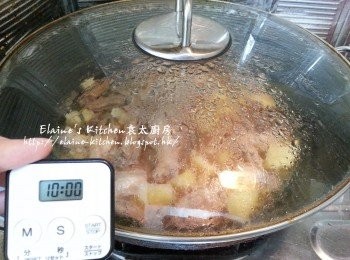 step7: 加入2碗水份量拌勻用中火煮滾 , 轉慢火蓋上蓋炆20分鐘再熄火焗10分鐘