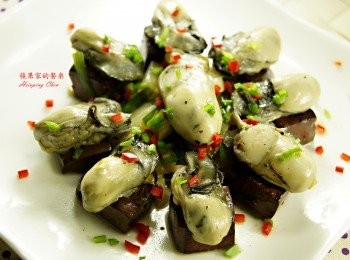 step7: 盛出擺盤完之後在撒上辣椒，韭菜細丁就可以上桌囉^^~