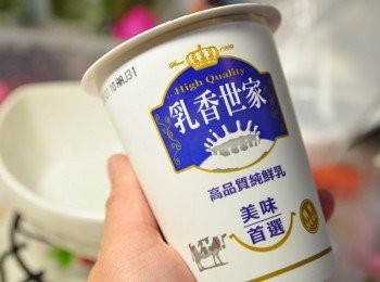 step2: 然後把鮮奶倒入容器中