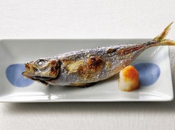 step7: 拔除鐵籤後盛入器皿。附上略瀝乾水分的蘿蔔泥，並淋上醬油，此為「醬染蘿蔔泥」。