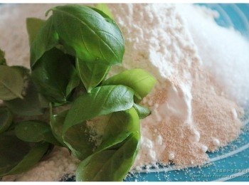 step1: 先將所有材料混合(除橄欖油)水要分兩、三次加上,因應每個麵粉牌子受水力不同,搓至混合後加上10g橄欖油繼續搓至12-15分鐘,放入發酵盆或箱內密封45分鐘,