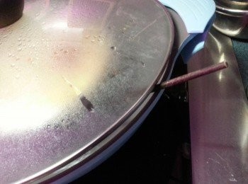 step5: 蓋上蓋用中火先蒸3分鍾,(用1支筷子插於蓋中間散蒸氣)