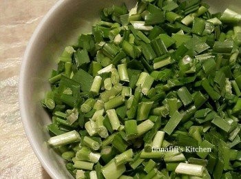 step1: 韭菜清洗乾淨後, 切成韭菜粒