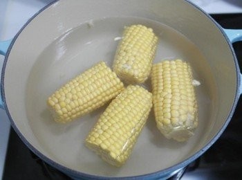 step1: 將玉米清洗乾淨切對半後放入鍋中~~倒入水!! 水量要蓋過玉米喔:)
