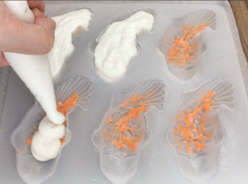 step10: 再將白色麵糊注入。