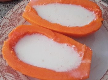 step3: 將牛奶倒入木瓜內，待涼後放入冰箱冷藏一小時以上至奶凍完全凝固