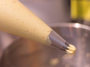 step5: 拌好之粉漿加入已放入唧花咀之唧袋內