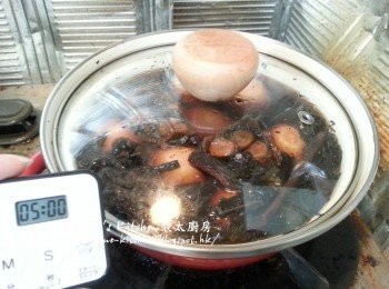 step8: 煮滾後蓋上蓋轉慢火煮15分鐘再熄火焗5分鐘 (重複此步驟三次)