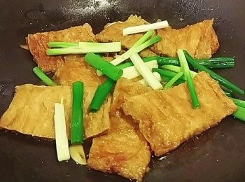 step5: 起鍋前再加入蔥段略炒