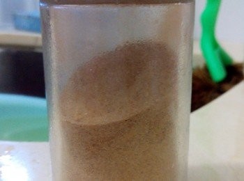 step3: 把水煲滾，用湯匙把鯪魚肉一勺一勺放入水內，然後加入大地魚粉。